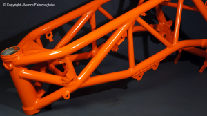 Motorrad-Rahmen in KTM Orange pulverbeschichten