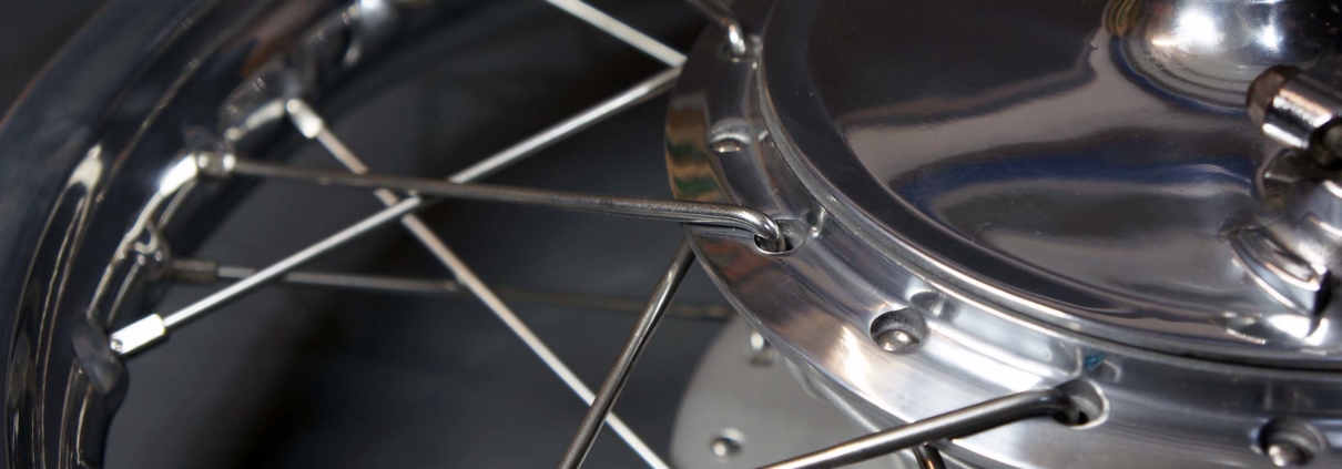 Korrekte Reinigung und Pflege von Alu polierten Motorrad Speichenrädern