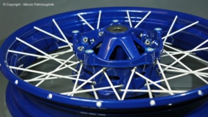 R1250GS Speichenrad in Blau-Weiß pulverbeschichten