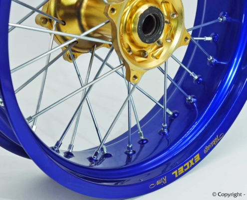Speichenrad mit blau eloxierter Excelfelge