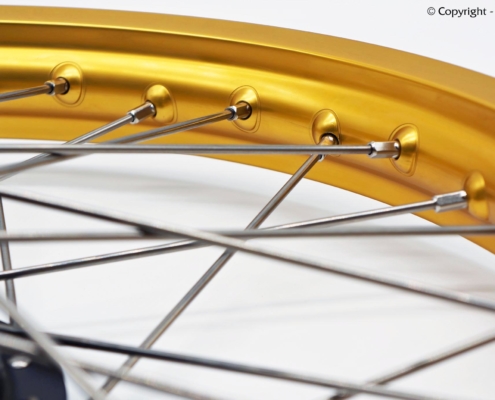 Speichenrad mit gold eloxierten Sanremofelge