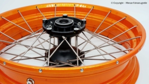 Pulverbeschichtung einer Motorrad Speichenfelge in Orange Metallic.