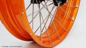 Pulverbeschichtung eines Motorrad Felgenrings in Orange Metallic.
