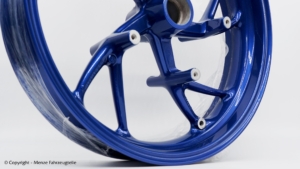 Pulverbeschichtung einer BMW Motorradfelge in Blau Metallic.